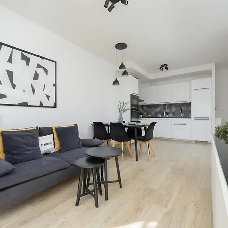 Exceptional For 4 Guests With Parking By Renters * وارسو